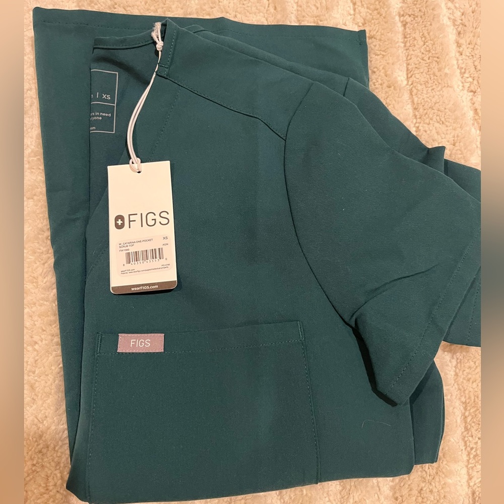 Figs scrub top